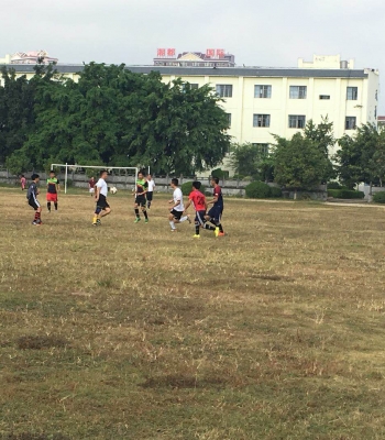 体育无国界，中缅珠宝学生在球场上展现飞扬的青春